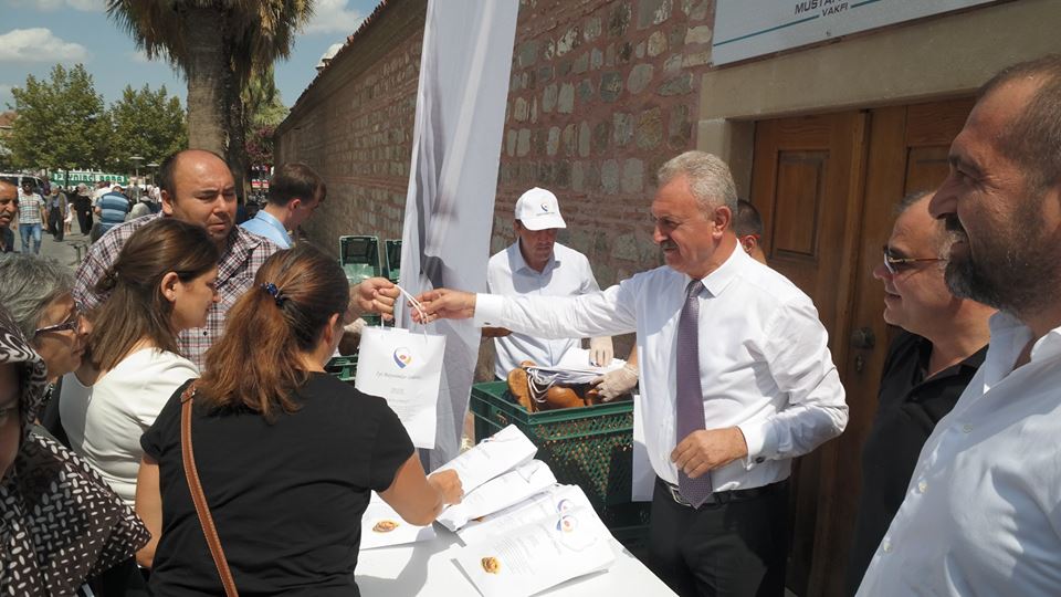 Geleneklerimizi yaşatarak şehrimizin sosyal ve kültürel değerlerinin hatırlanmasını sağlamak amacıyla Dini Bayramlarımızın arefesinde yapılan ve şehrimize has lezzet olan"Gebze Çöreği” ni dört ilçemizde Başkanımız Nail Çiler öncülüğünde, Meclis Başkanımız Yönetim Kurulu ve Meclis Üyelerimizle dağıttık.
