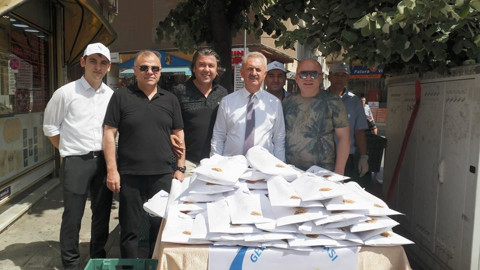 Geleneklerimizi yaşatarak şehrimizin sosyal ve kültürel değerlerinin hatırlanmasını sağlamak amacıyla Dini Bayramlarımızın arefesinde yapılan ve şehrimize has lezzet olan"Gebze Çöreği” ni dört ilçemizde Başkanımız Nail Çiler öncülüğünde, Meclis Başkanımız Yönetim Kurulu ve Meclis Üyelerimizle dağıttık.