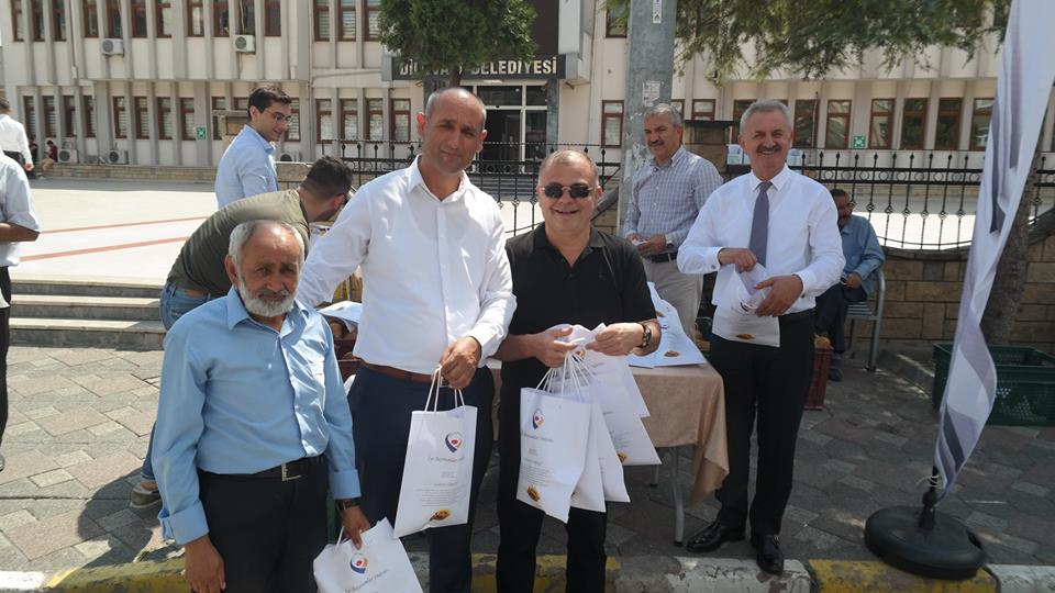 Geleneklerimizi yaşatarak şehrimizin sosyal ve kültürel değerlerinin hatırlanmasını sağlamak amacıyla Dini Bayramlarımızın arefesinde yapılan ve şehrimize has lezzet olan"Gebze Çöreği” ni dört ilçemizde Başkanımız Nail Çiler öncülüğünde, Meclis Başkanımız Yönetim Kurulu ve Meclis Üyelerimizle dağıttık.