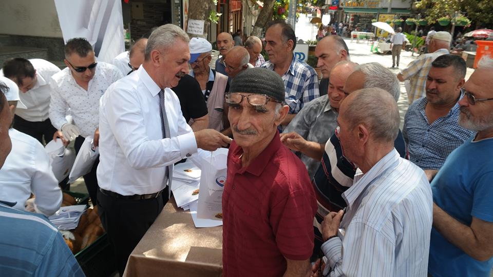 Geleneklerimizi yaşatarak şehrimizin sosyal ve kültürel değerlerinin hatırlanmasını sağlamak amacıyla Dini Bayramlarımızın arefesinde yapılan ve şehrimize has lezzet olan"Gebze Çöreği” ni dört ilçemizde Başkanımız Nail Çiler öncülüğünde, Meclis Başkanımız Yönetim Kurulu ve Meclis Üyelerimizle dağıttık.