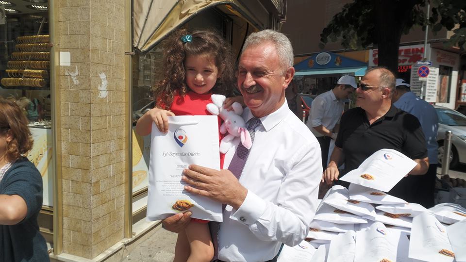 Geleneklerimizi yaşatarak şehrimizin sosyal ve kültürel değerlerinin hatırlanmasını sağlamak amacıyla Dini Bayramlarımızın arefesinde yapılan ve şehrimize has lezzet olan"Gebze Çöreği” ni dört ilçemizde Başkanımız Nail Çiler öncülüğünde, Meclis Başkanımız Yönetim Kurulu ve Meclis Üyelerimizle dağıttık.