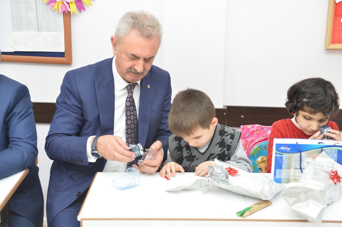7 - 14 Ocak Beyaz Baston Görme Engelliler Haftası dolayısıyla Kocaeli Beyazay Derneği Başkanı Furkan EŞİTTİ ile birlikte Darıca Barış İlköğretim Okulunda özel öğrencilerimiz ile bir araya geldi.