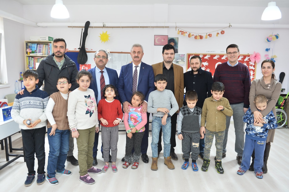 7 - 14 Ocak Beyaz Baston Görme Engelliler Haftası dolayısıyla Kocaeli Beyazay Derneği Başkanı Furkan EŞİTTİ ile birlikte Darıca Barış İlköğretim Okulunda özel öğrencilerimiz ile bir araya geldi.