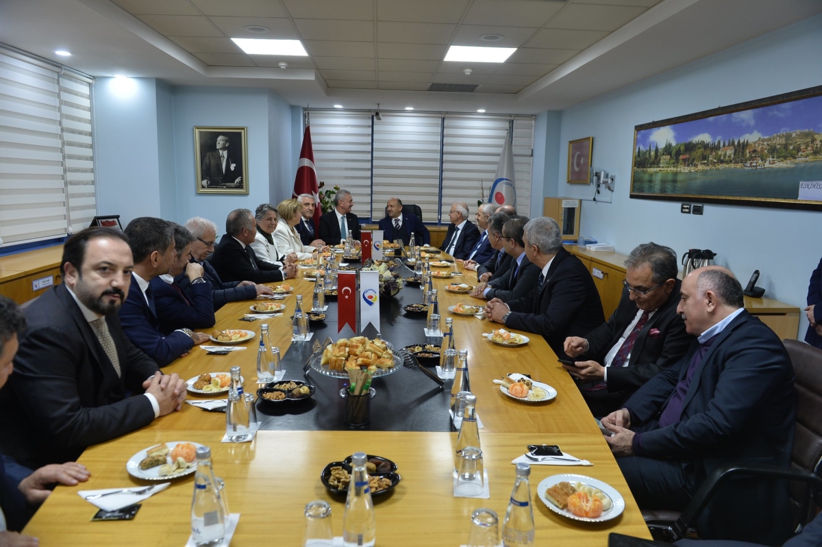 Önceki dönem Başbakan Yardımcımız Sn. Fikri IŞIK, Adalet ve Kalkınma Partisi Gebze Belediye Başkan Adayı Sn. Zinnur BÜYÜKGÖZ ve beraberindeki ilçe teşkilatı üyeleri Odamıza ziyarette bulundular.