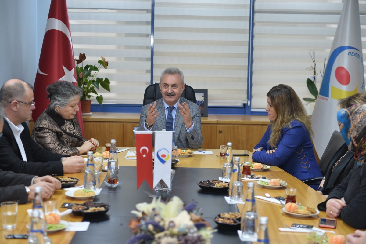Odamıza ziyarette bulunan Gebze Bağımsız Belediye Başkan Adayı Serap ÇAKIR ve beraberindeki heyetle bölgemiz halkının talepleri hakkında bir sohbet gerçekleştirildi.
