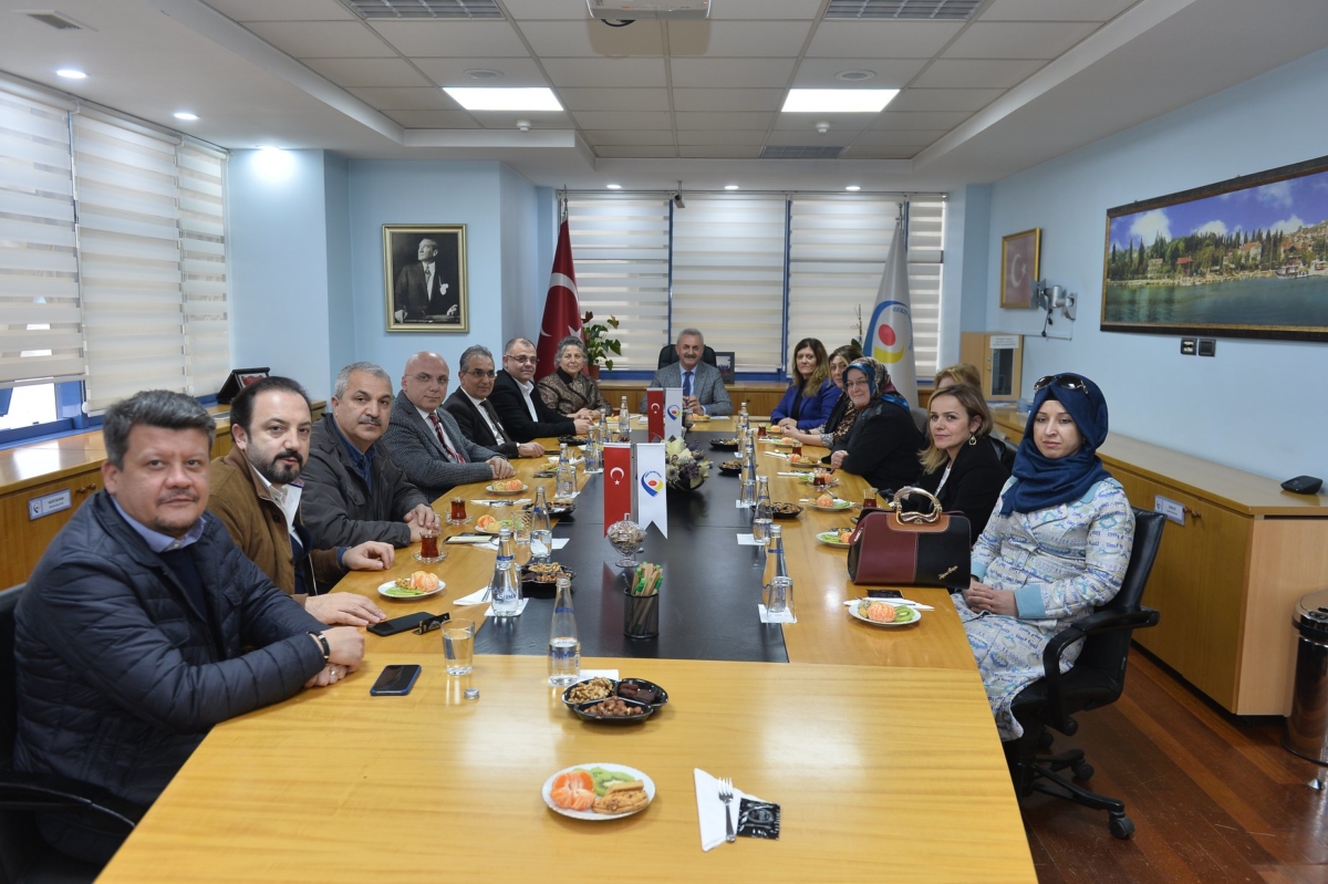 Odamıza ziyarette bulunan Gebze Bağımsız Belediye Başkan Adayı Serap ÇAKIR ve beraberindeki heyetle bölgemiz halkının talepleri hakkında bir sohbet gerçekleştirildi.
