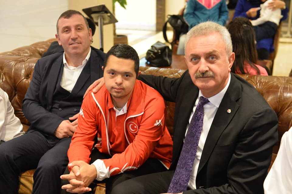 35 farklı şehirden 83 Down Mental ve Otizm engel grubundan sporcularımız, 65 antrenörle ülkemizin en özel sporcusu olmak için Türkiye yüzme şampiyonasında yarışmaya Gebze