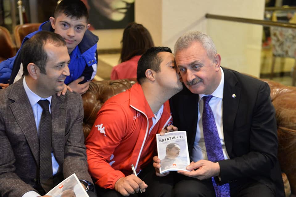 35 farklı şehirden 83 Down Mental ve Otizm engel grubundan sporcularımız, 65 antrenörle ülkemizin en özel sporcusu olmak için Türkiye yüzme şampiyonasında yarışmaya Gebze