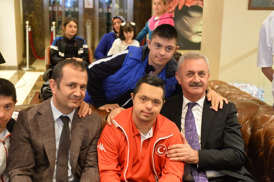 35 farklı şehirden 83 Down Mental ve Otizm engel grubundan sporcularımız, 65 antrenörle ülkemizin en özel sporcusu olmak için Türkiye yüzme şampiyonasında yarışmaya Gebze