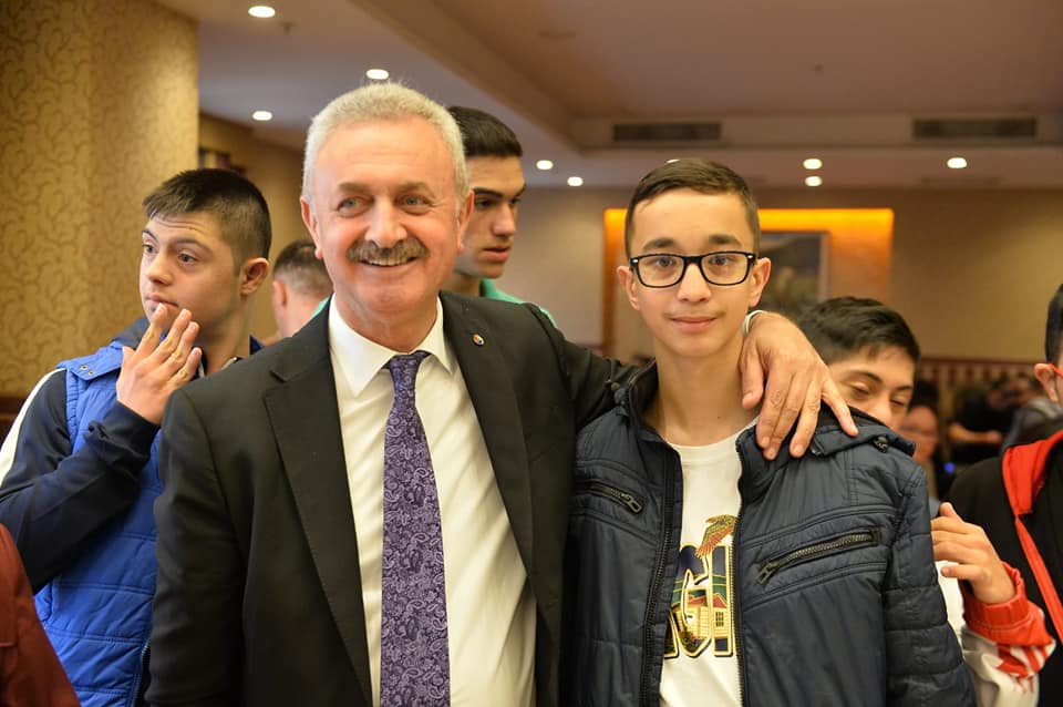 35 farklı şehirden 83 Down Mental ve Otizm engel grubundan sporcularımız, 65 antrenörle ülkemizin en özel sporcusu olmak için Türkiye yüzme şampiyonasında yarışmaya Gebze
