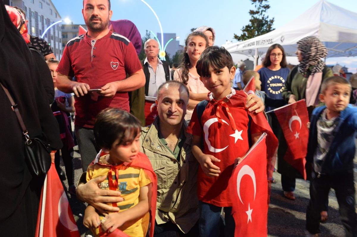 Tüm şehitlerimize, gazilerimize ve milletimize saygı ve minnetle...
