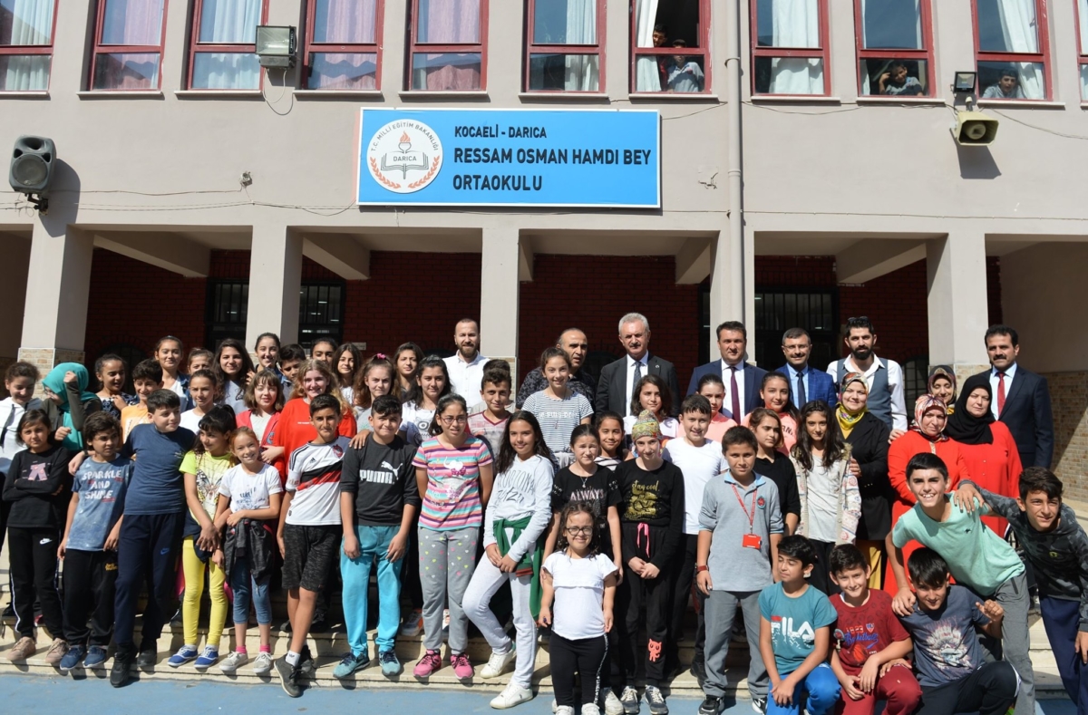 Darıca Ressam Osman Hamdi Bey Ortaokulu öğrrencilerinin kendilerinin kaleme alldığı hikayelerden oluşan"Bunlar da Bizim Öykülerimiz” adlı kitabın imza töreni