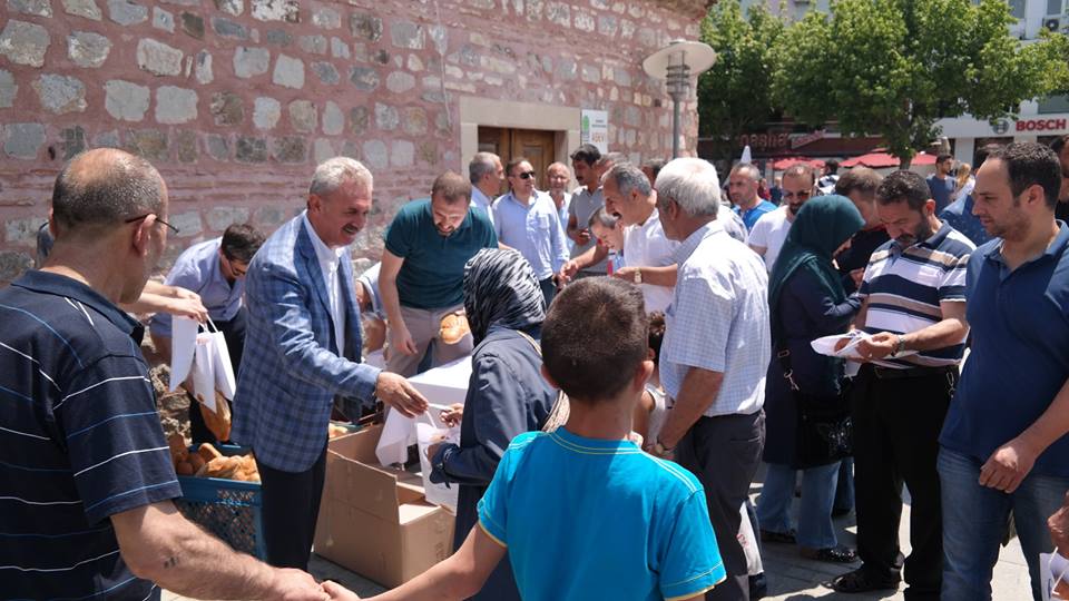 Dini Bayramlarımızın arefesinde şehrimize has lezzet"Gebze Çöreği” ni dört ilçemizde Başkanımız Nail Çiler ve Yönetim Kurulu Üyelerimizle dağıtarak, geleneklerimizi yaşatmaya devam ediyoruz.