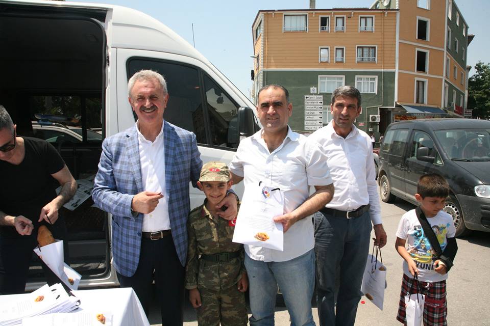 Dini Bayramlarımızın arefesinde şehrimize has lezzet"Gebze Çöreği” ni dört ilçemizde Başkanımız Nail Çiler ve Yönetim Kurulu Üyelerimizle dağıtarak, geleneklerimizi yaşatmaya devam ediyoruz.