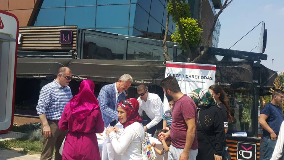 Dini Bayramlarımızın arefesinde şehrimize has lezzet"Gebze Çöreği” ni dört ilçemizde Başkanımız Nail Çiler ve Yönetim Kurulu Üyelerimizle dağıtarak, geleneklerimizi yaşatmaya devam ediyoruz.