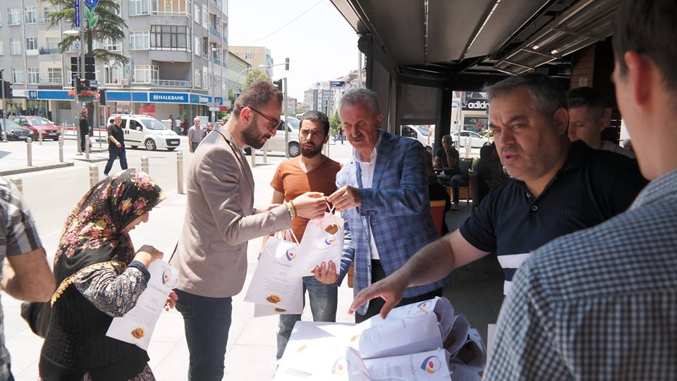 Dini Bayramlarımızın arefesinde şehrimize has lezzet"Gebze Çöreği” ni dört ilçemizde Başkanımız Nail Çiler ve Yönetim Kurulu Üyelerimizle dağıtarak, geleneklerimizi yaşatmaya devam ediyoruz.