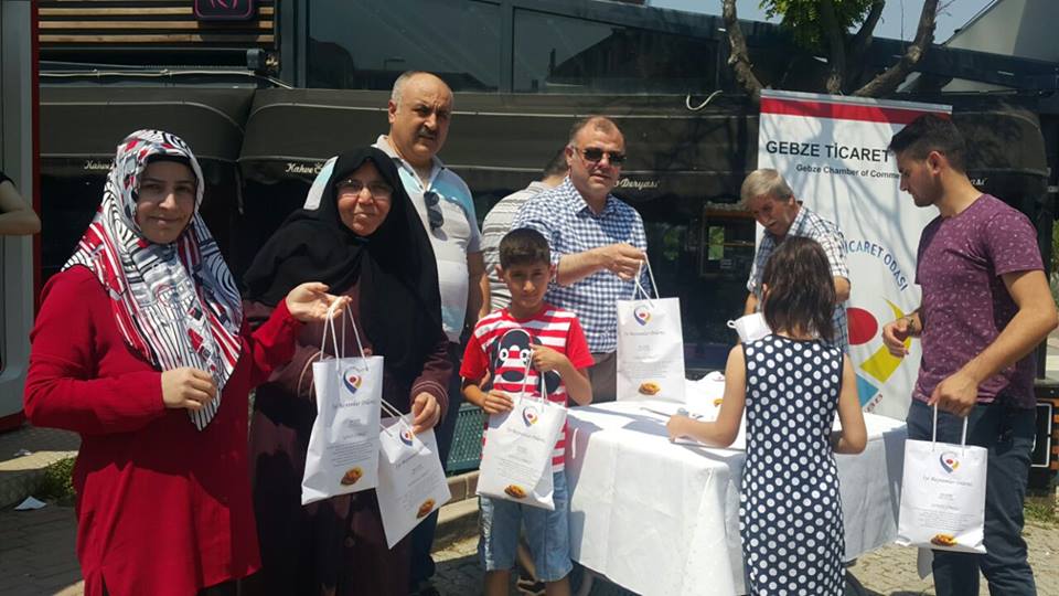 Dini Bayramlarımızın arefesinde şehrimize has lezzet"Gebze Çöreği” ni dört ilçemizde Başkanımız Nail Çiler ve Yönetim Kurulu Üyelerimizle dağıtarak, geleneklerimizi yaşatmaya devam ediyoruz.
