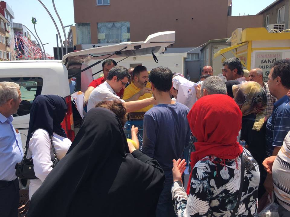 Dini Bayramlarımızın arefesinde şehrimize has lezzet"Gebze Çöreği” ni dört ilçemizde Başkanımız Nail Çiler ve Yönetim Kurulu Üyelerimizle dağıtarak, geleneklerimizi yaşatmaya devam ediyoruz.