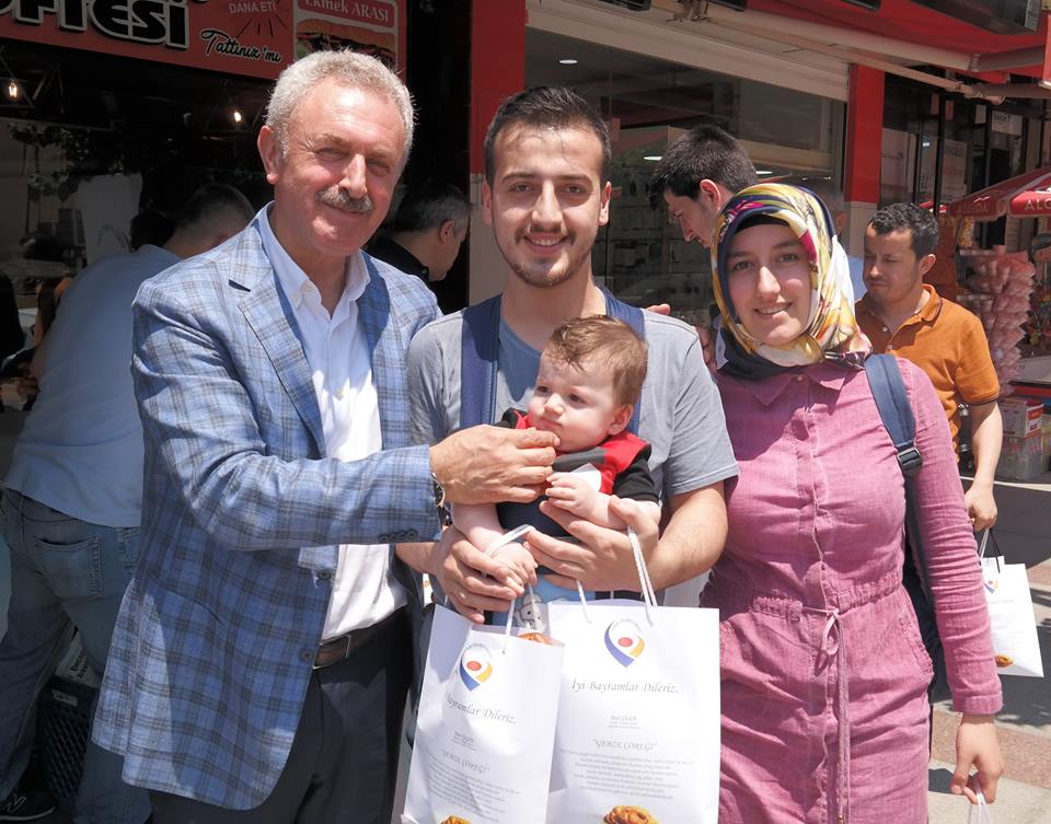 Dini Bayramlarımızın arefesinde şehrimize has lezzet"Gebze Çöreği” ni dört ilçemizde Başkanımız Nail Çiler ve Yönetim Kurulu Üyelerimizle dağıtarak, geleneklerimizi yaşatmaya devam ediyoruz.