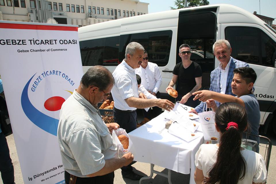 Dini Bayramlarımızın arefesinde şehrimize has lezzet"Gebze Çöreği” ni dört ilçemizde Başkanımız Nail Çiler ve Yönetim Kurulu Üyelerimizle dağıtarak, geleneklerimizi yaşatmaya devam ediyoruz.