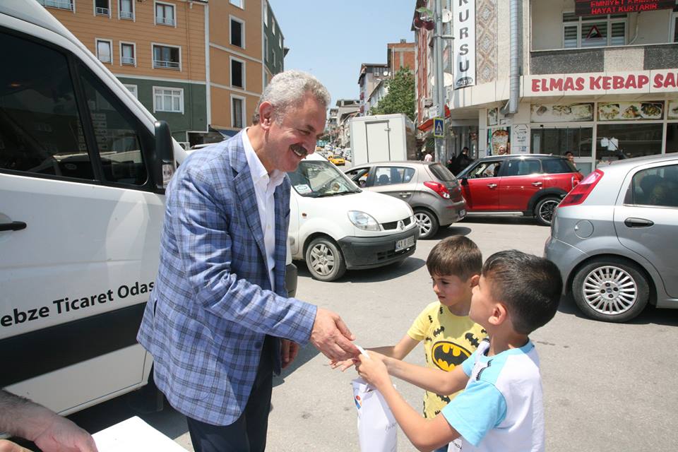 Dini Bayramlarımızın arefesinde şehrimize has lezzet"Gebze Çöreği” ni dört ilçemizde Başkanımız Nail Çiler ve Yönetim Kurulu Üyelerimizle dağıtarak, geleneklerimizi yaşatmaya devam ediyoruz.